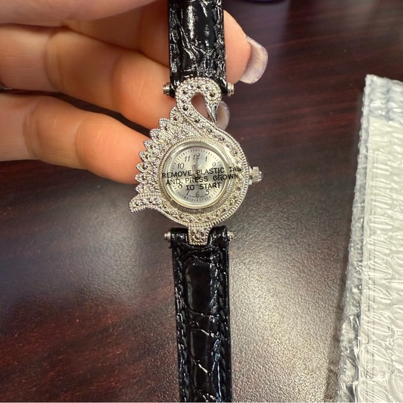 Avon Black Leather Strap Watch “Romantic Times” NIB 1994 - Picture 6 of 6